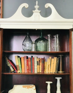 Stunning Vintage Queen Anne China Cabinet