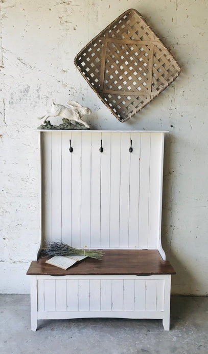 Perfect Farmhouse Mudroom Storage Bench