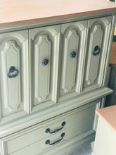 Load image into Gallery viewer, Stunning Vintage Dixie Bedroom Set (3pc)