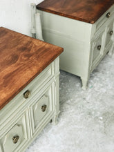 Load image into Gallery viewer, Stunning Drexel Vintage Bedroom Set (4pc)
