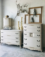 Load image into Gallery viewer, Beautiful Vintage Ornate 3pc Bedroom Set