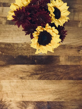 Load image into Gallery viewer, Adorable Vintage Round Coffee Table