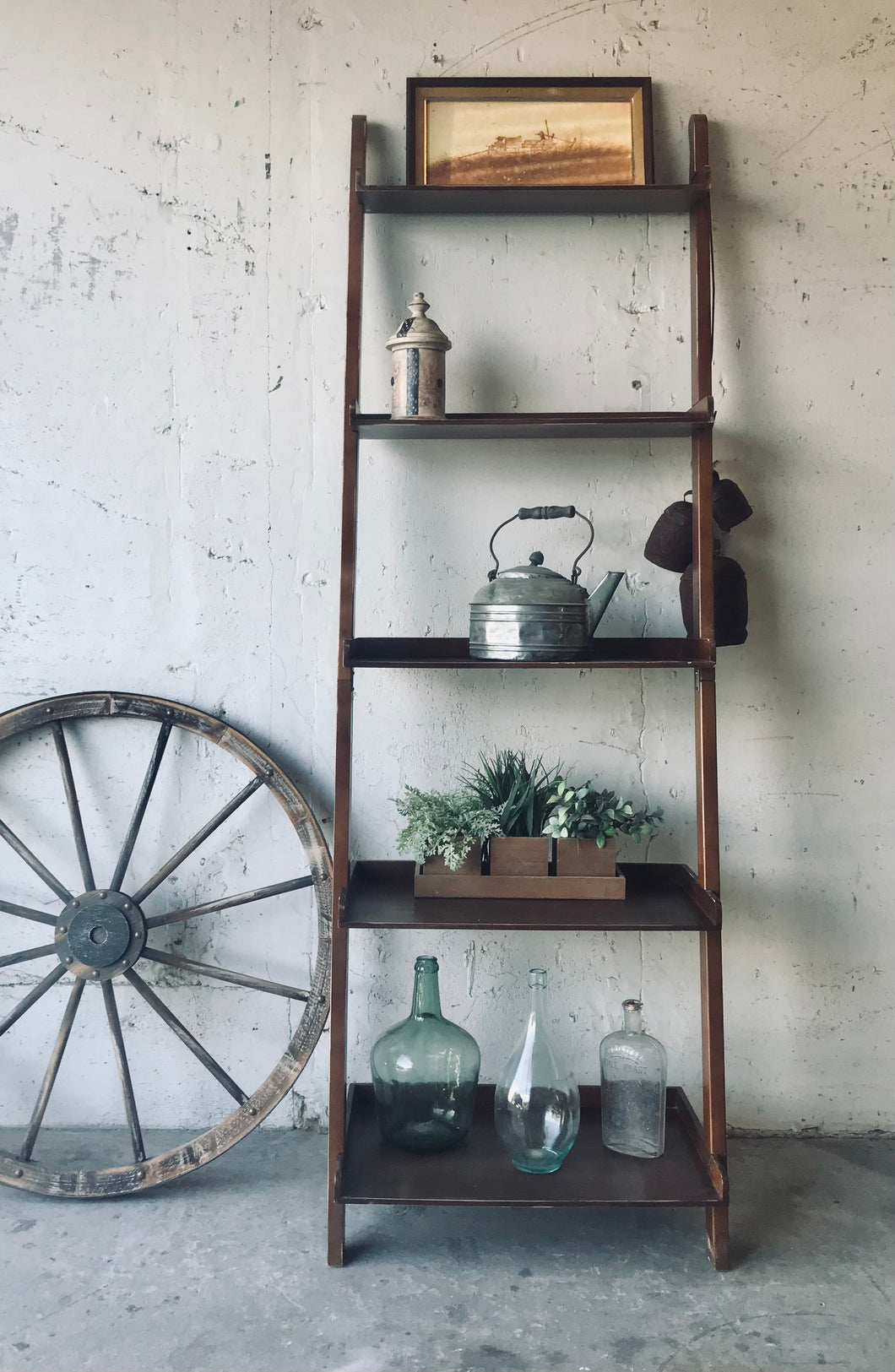 Pretty Farmhouse Distressed Ladder Shelf