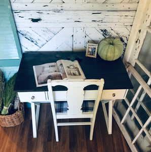 Cute Criss-Cross Farmhouse Desk with Chair