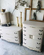 Load image into Gallery viewer, Beautiful Vintage Ornate 3pc Bedroom Set