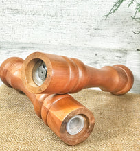 Load image into Gallery viewer, Wood vintage S&amp;P shakers