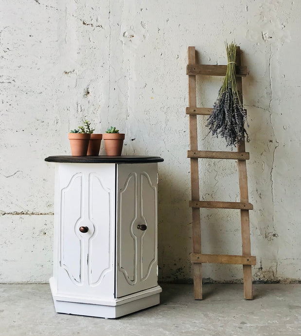 Adorable Vintage Single Round End Table