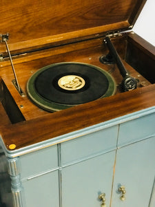 Awesome Antique Decorative Radio (for decor use only)