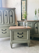 Load image into Gallery viewer, Stunning Vintage Dixie Bedroom Set (3pc)