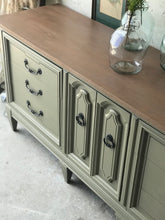 Load image into Gallery viewer, Stunning Vintage Dixie Bedroom Set (3pc)