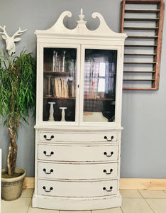 Stunning Vintage Queen Anne China Cabinet