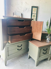 Load image into Gallery viewer, Stunning Vintage Dixie Bedroom Set (3pc)