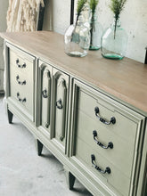 Load image into Gallery viewer, Stunning Vintage Dixie Bedroom Set (3pc)