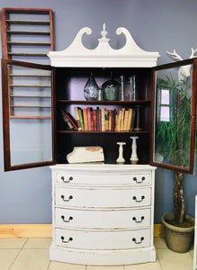 Stunning Vintage Queen Anne China Cabinet