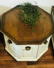 Load image into Gallery viewer, Pristine Vintage End Table Set (3)