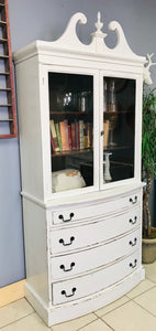 Stunning Vintage Queen Anne China Cabinet