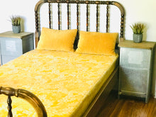 Load image into Gallery viewer, Adorable Vintage Spindle Twin Bed Frame