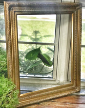 Load image into Gallery viewer, Pretty gold frame