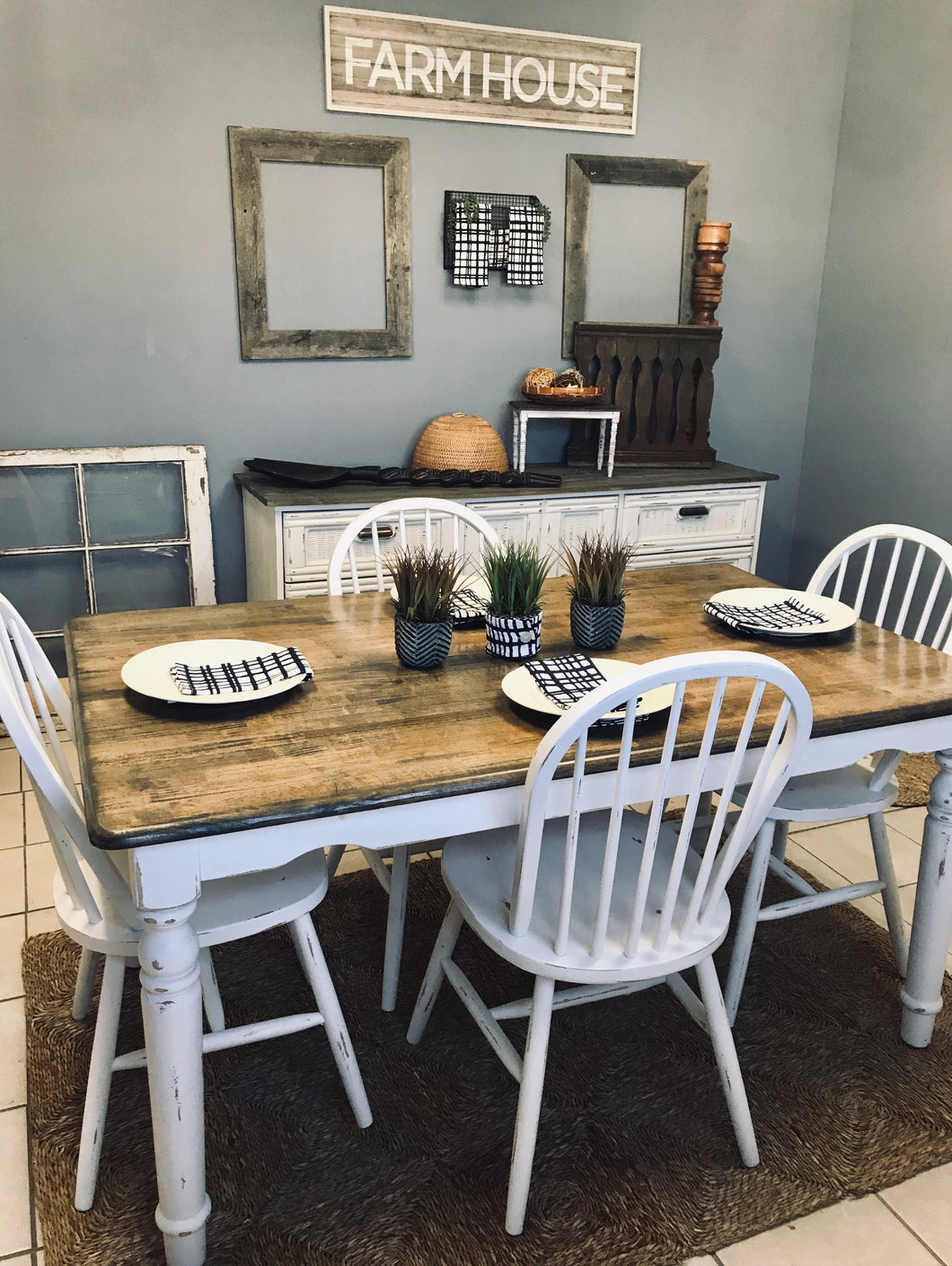 Perfect Coastal/Farmhouse Table & Chairs