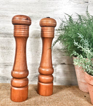 Load image into Gallery viewer, Wood vintage S&amp;P shakers