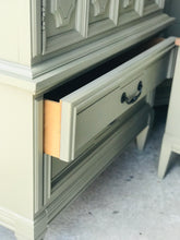 Load image into Gallery viewer, Stunning Vintage Dixie Bedroom Set (3pc)