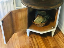 Load image into Gallery viewer, Beautiful Vintage Round End Table