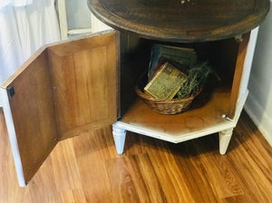 Beautiful Vintage Round End Table