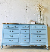 Load image into Gallery viewer, Pretty Vintage French Provincial Dresser