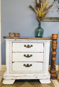 Pretty Farmhouse Single Nightstand