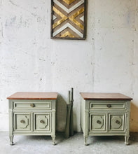 Load image into Gallery viewer, Stunning Drexel Vintage Bedroom Set (4pc)