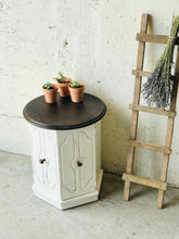 Load image into Gallery viewer, Adorable Vintage Single Round End Table