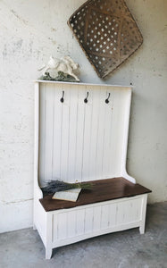 Perfect Farmhouse Mudroom Storage Bench