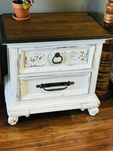 Load image into Gallery viewer, Gorgeous Vintage Farmhouse Bedroom Set