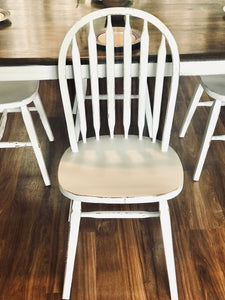 Stunning Farmhouse Table & Chairs