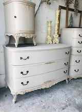 Load image into Gallery viewer, Beautiful Vintage Ornate 3pc Bedroom Set