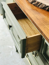 Load image into Gallery viewer, Stunning Drexel Vintage Bedroom Set (4pc)