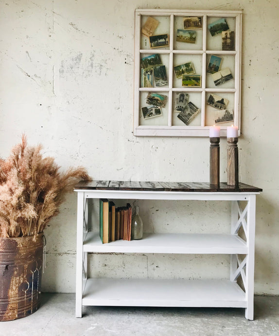 Pretty Farmhouse Entryway Table