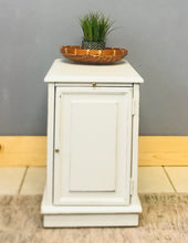 Load image into Gallery viewer, Adorable Farmhouse Magazine Rack End Table