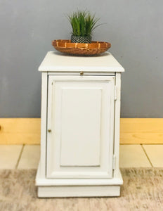 Adorable Farmhouse Magazine Rack End Table