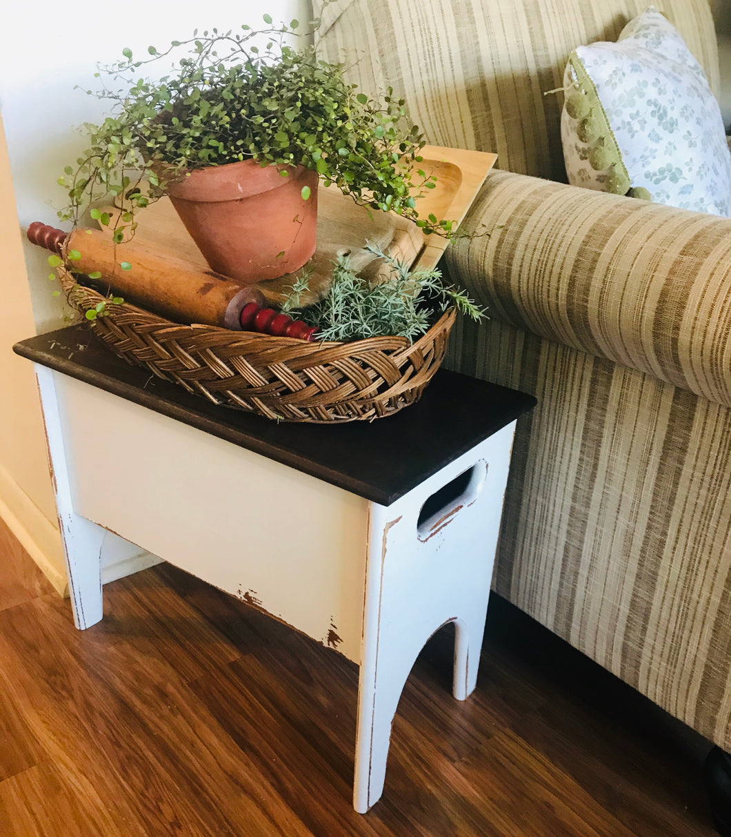 Adorable Farmhouse Mini Storage Bench