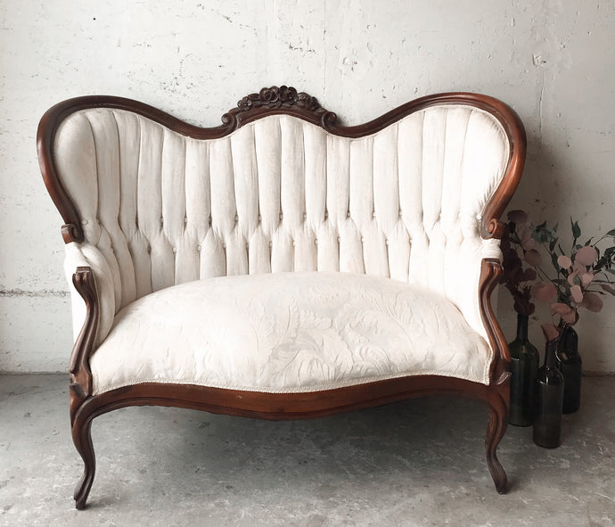 Chic Vintage Victorian Tufted Settee