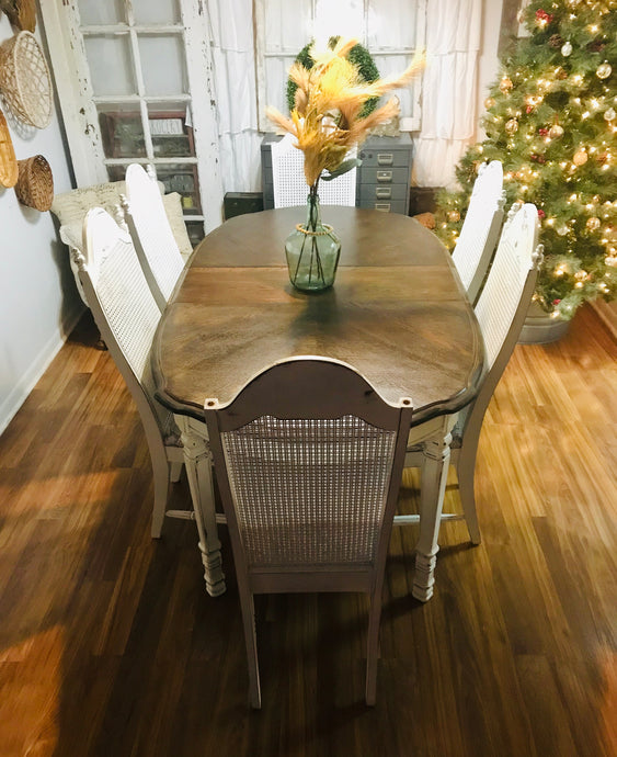 Gorgeous Vintage Farmhouse Table & Chairs