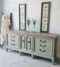 Load image into Gallery viewer, Stunning Vintage Dixie Bedroom Set (3pc)