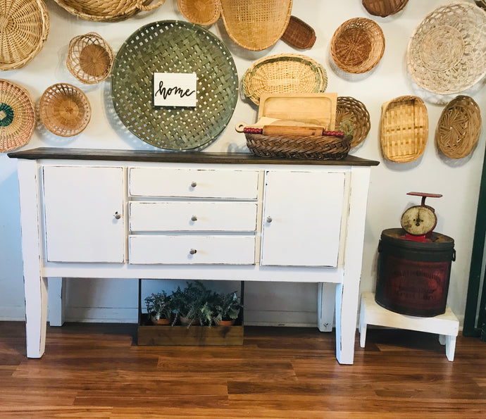 Beautiful Farmhouse Buffet Table