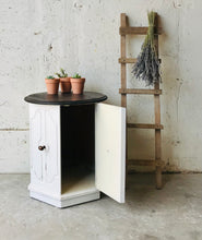 Load image into Gallery viewer, Adorable Vintage Single Round End Table
