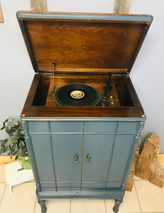 Awesome Antique Decorative Radio (for decor use only)