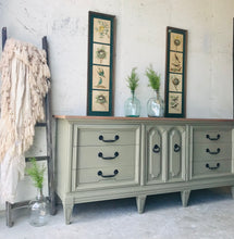 Load image into Gallery viewer, Stunning Vintage Dixie Bedroom Set (3pc)